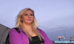 دختر بیدمشک قبل از رابطه جنسی مرد کانال سکسی در روبیکا کچل خروس بزرگ را با شور و اشتیاق می مکد