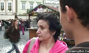 پسر خوش شانس در حالی که یک دوست ساده لوح در همین نزدیکی خوابیده با یک شیر فیلموداستانسکسی گرم گرم می خوابد