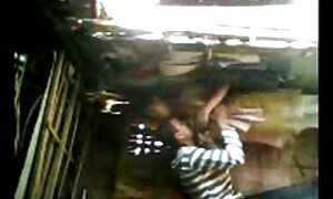 سبزه بدون شلوار بالای روی شیر مردی روی صورتش نشسته و در دهانش کج می کانال سکسی گی شود
