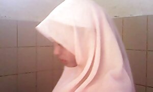 روی کانال تلگرام فیلم کوتاه سکسی مبل ، یک عوضی گربه اش را با یک خروس بزرگ لاستیکی خراب می کند