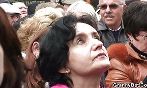 میلف از یکی از دوستانش خواست که فیلموداستانسکسی هرچه بیشتر نطفه را روی صورتش بکشد