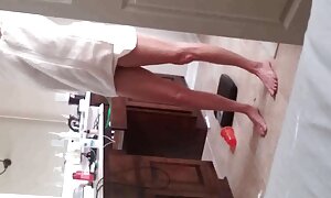 سبزه بلند و باریک به ادرس کانال فیلم سکسی آرامی کلاه تراشیده شده روی مبل را خودارضایی می کند
